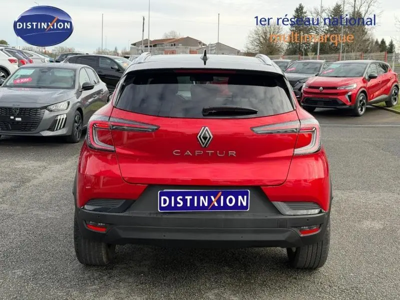 Vue arrière d'un Renault Captur 2025 rouge flamme, avec logo et nom du modèle bien visibles sur le hayon.