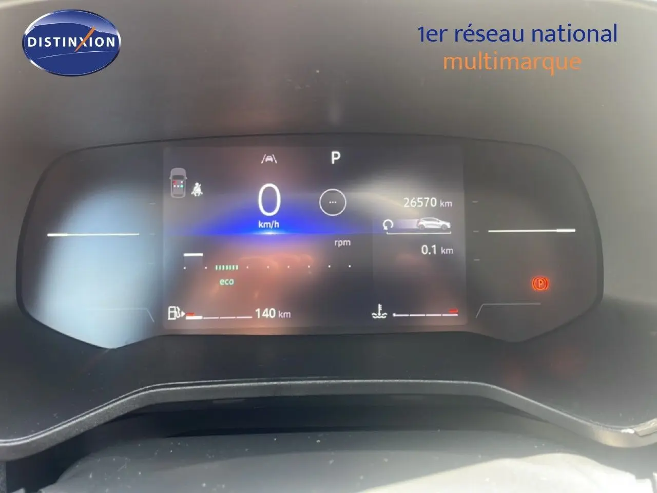 Tableau de bord numérique de Renault Clio blanc 2025, affichant vitesse à 0 km/h et compteur kilométrique à 26 570 km.