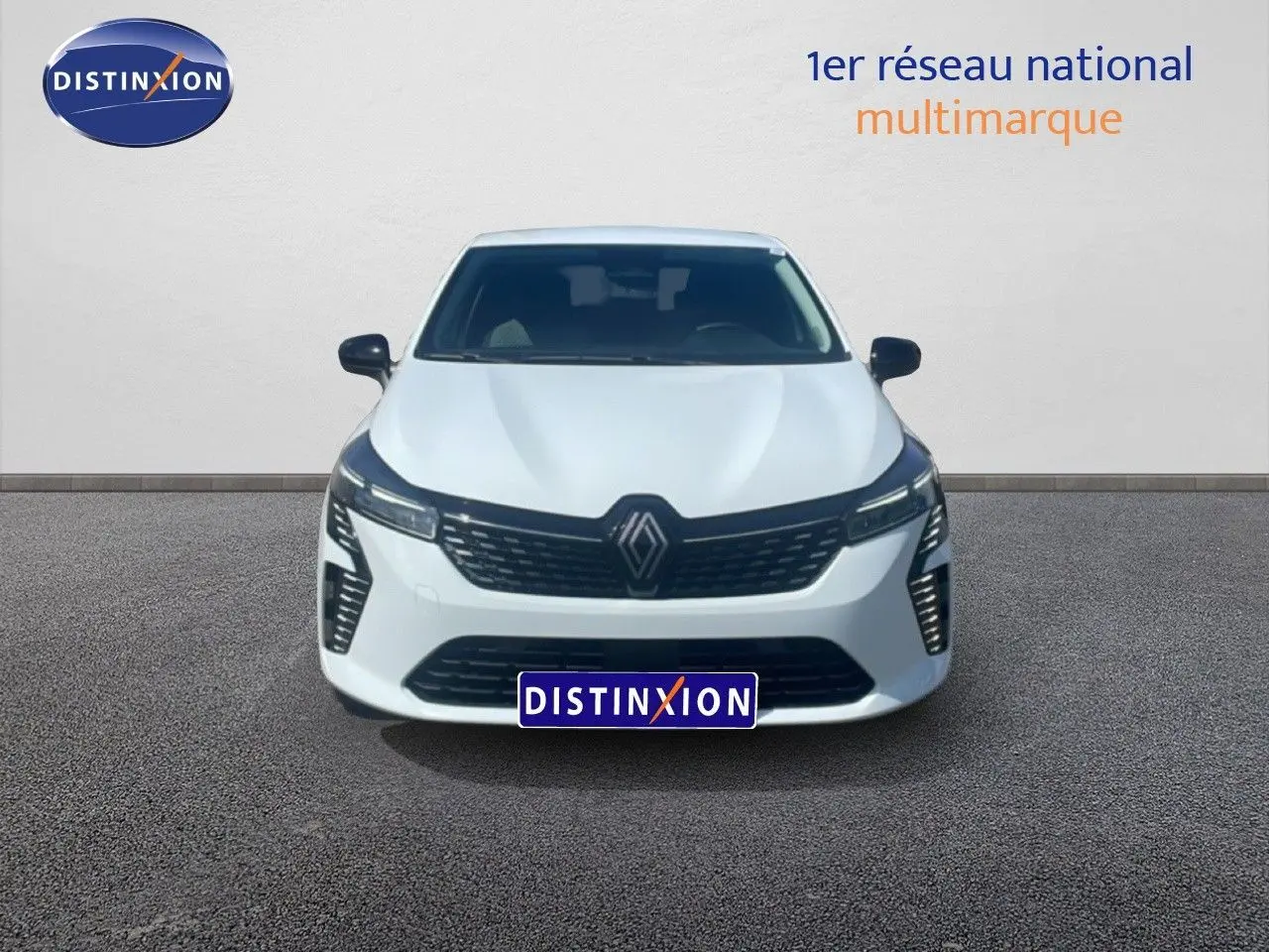 Vue frontale d'une Renault Clio blanche 2025 avec calandre noire et phares LED distinctifs, sur fond neutre.
