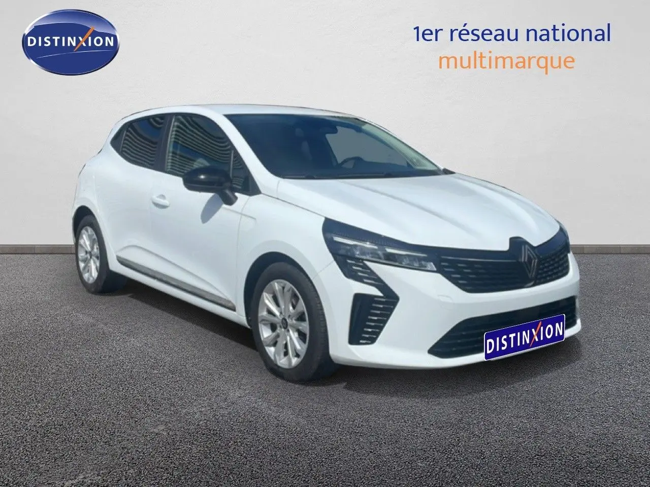 Renault Clio blanche vue 3/4 avant droit, avec calandre noire et phares LED distinctifs.