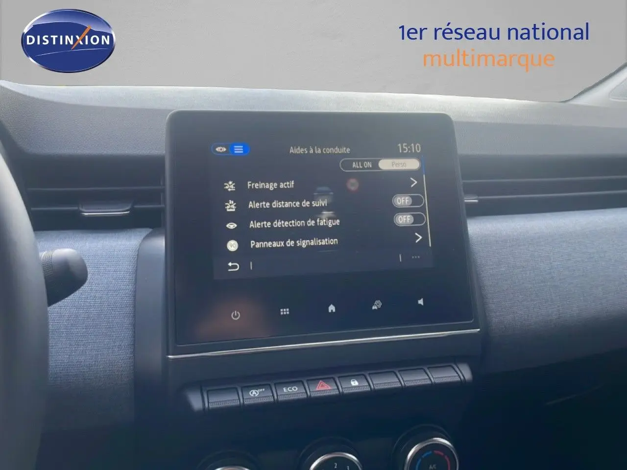 Écran tactile central de la Renault Clio 2025 montrant les aides à la conduite, avec tableau de bord gris et volant partiel.