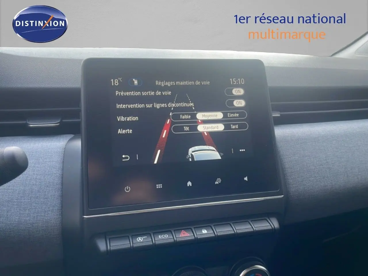 Écran tactile central affichant les réglages d’aide à la conduite dans l’habitacle d’une Renault Clio blanche.