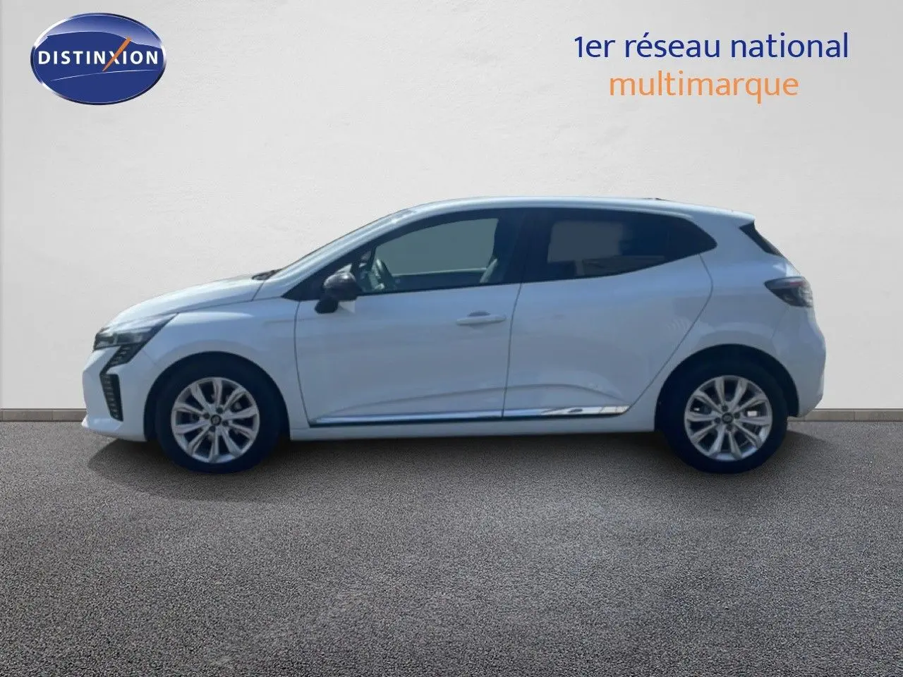 Profil côté gauche d'une Renault Clio blanche 2025, compacte avec jantes alliage et lignes épurées.
