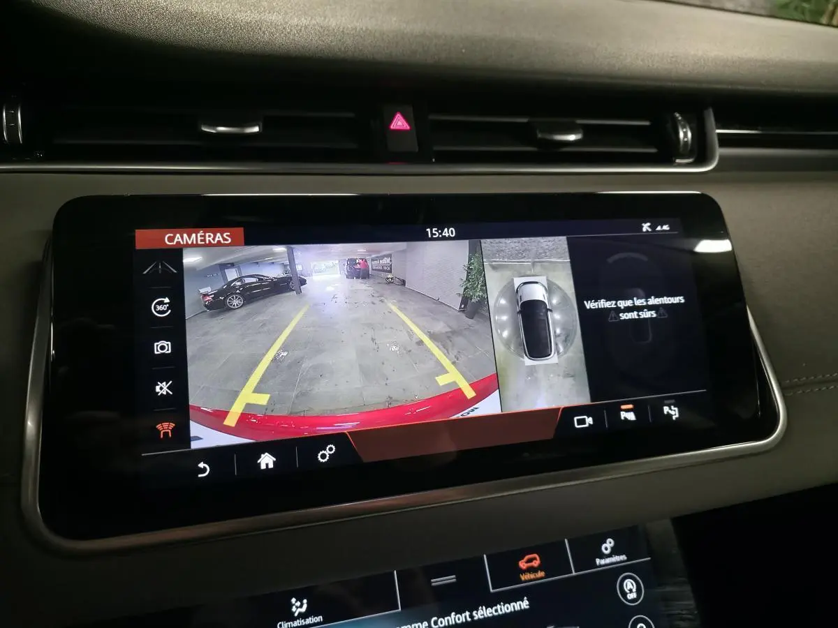 Écran tactile intérieur montrant la caméra de recul et vue panoramique du Range Rover Evoque rouge 2019.