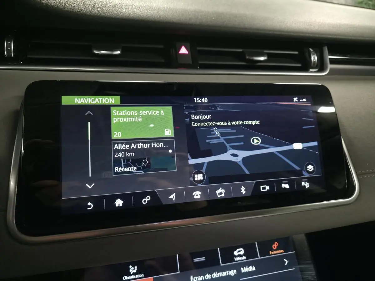 Écran tactile central du tableau de bord du Range Rover Evoque 2019 affichant la navigation et les options connectées.
