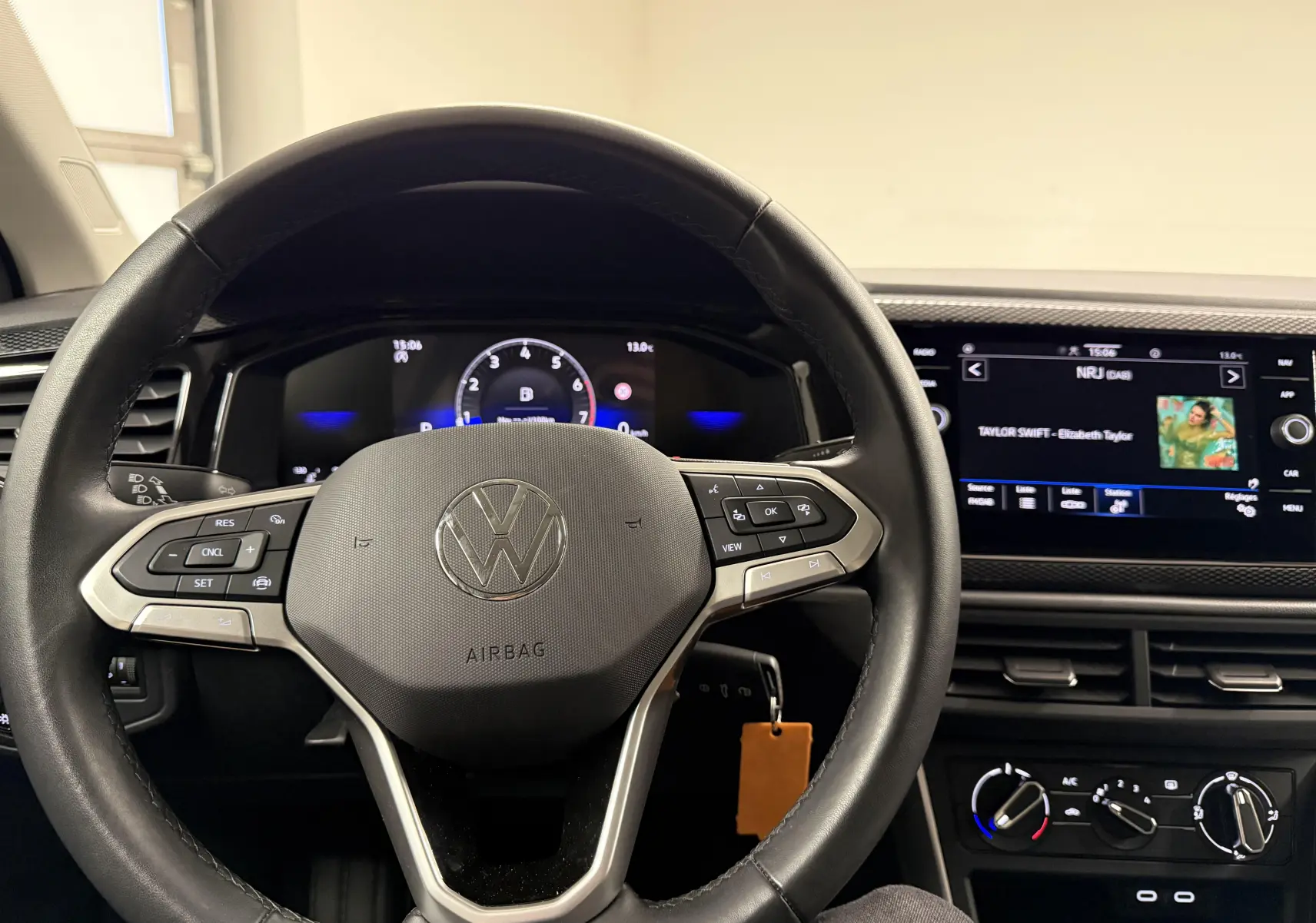 Vue intérieure centrée sur le volant cuir noir de la Volkswagen Polo 2025 avec tableau de bord digital et écran tactile.