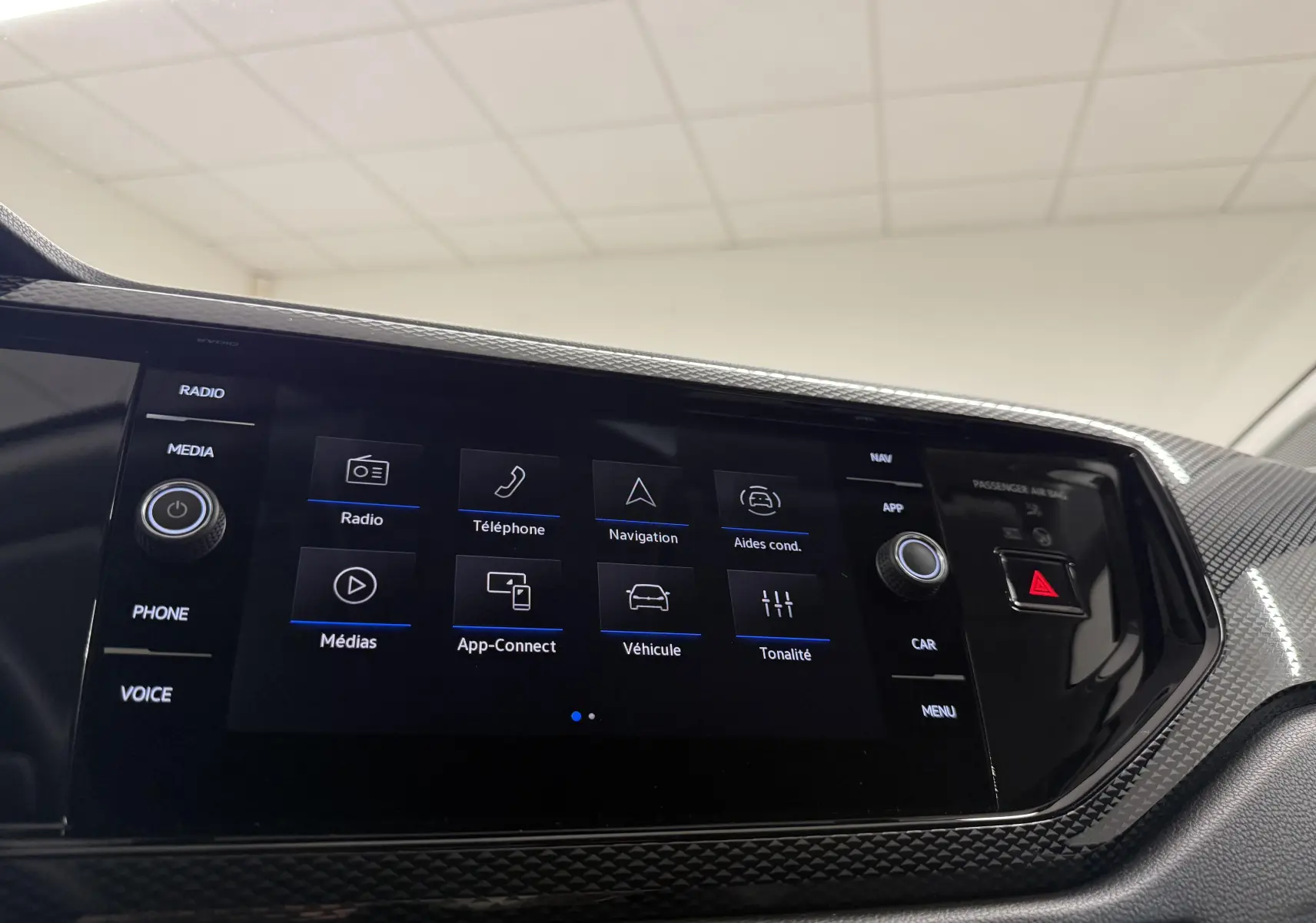 Écran tactile central du tableau de bord de la Volkswagen Polo gris cendre, affichant le menu multimédia et navigation.