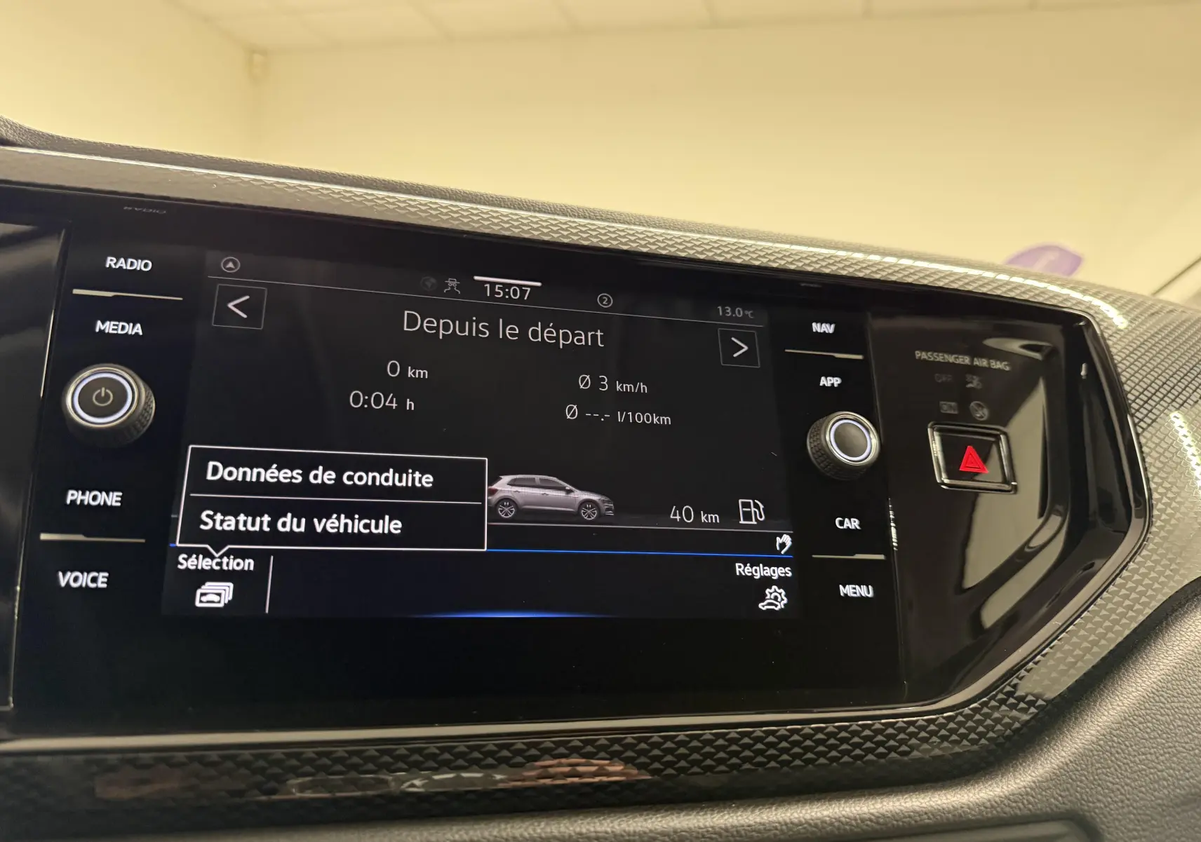 Écran tactile 8 pouces du système infotainment de la Volkswagen Polo 2025 avec affichage des données de conduite.