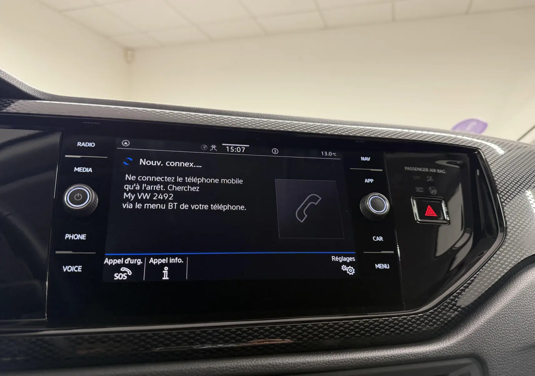 Écran tactile central noir de la Volkswagen Polo 2025 affichant la connexion Bluetooth dans l'habitacle.