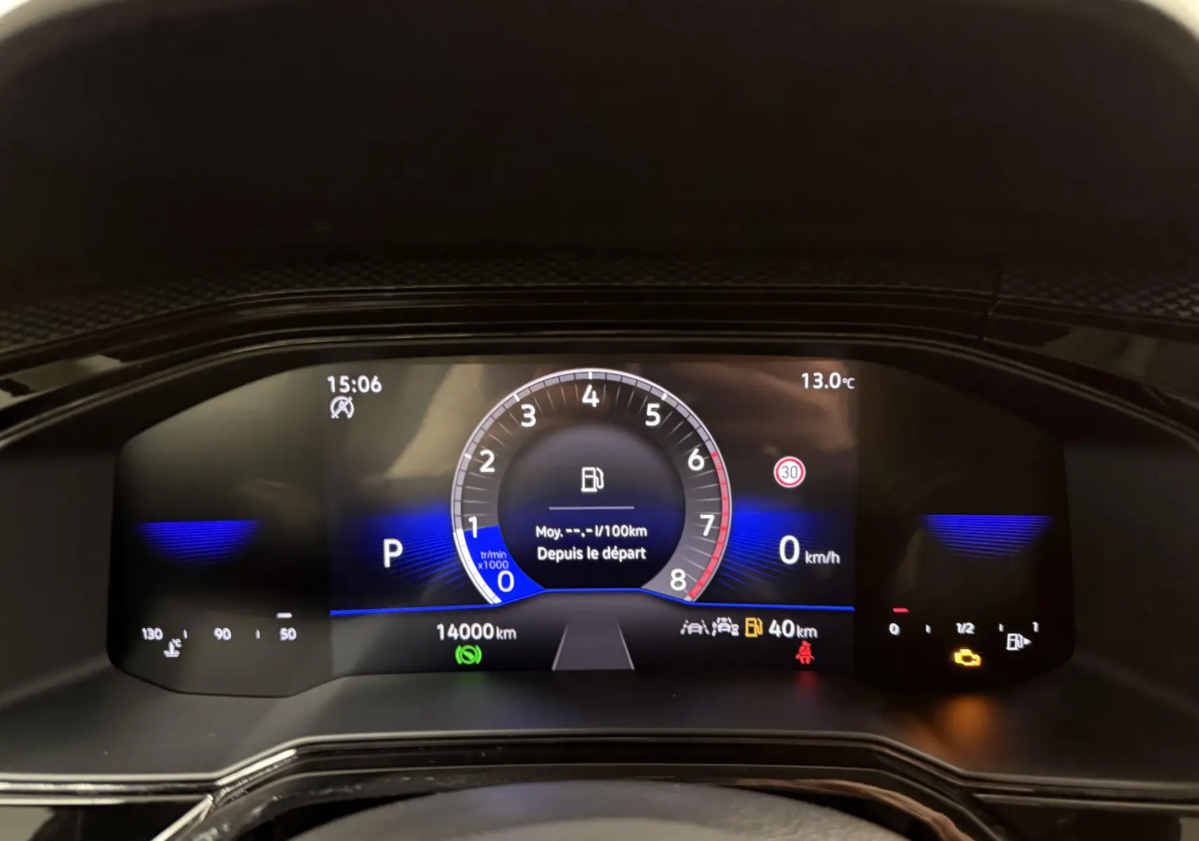 Vue rapprochée du combiné d'instruments digital 8'' de la Volkswagen Polo 2025 affichant 14 000 km et indicateurs divers.