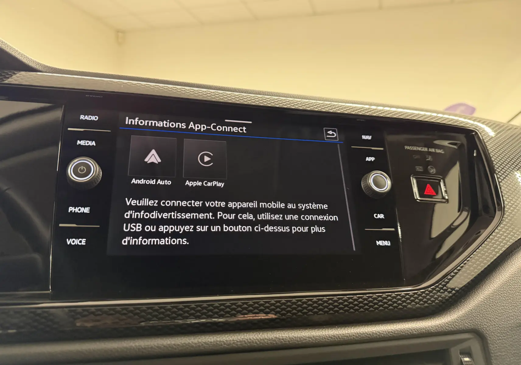 Écran tactile central du tableau de bord de Volkswagen Polo gris cendre, affichant le menu App-Connect.