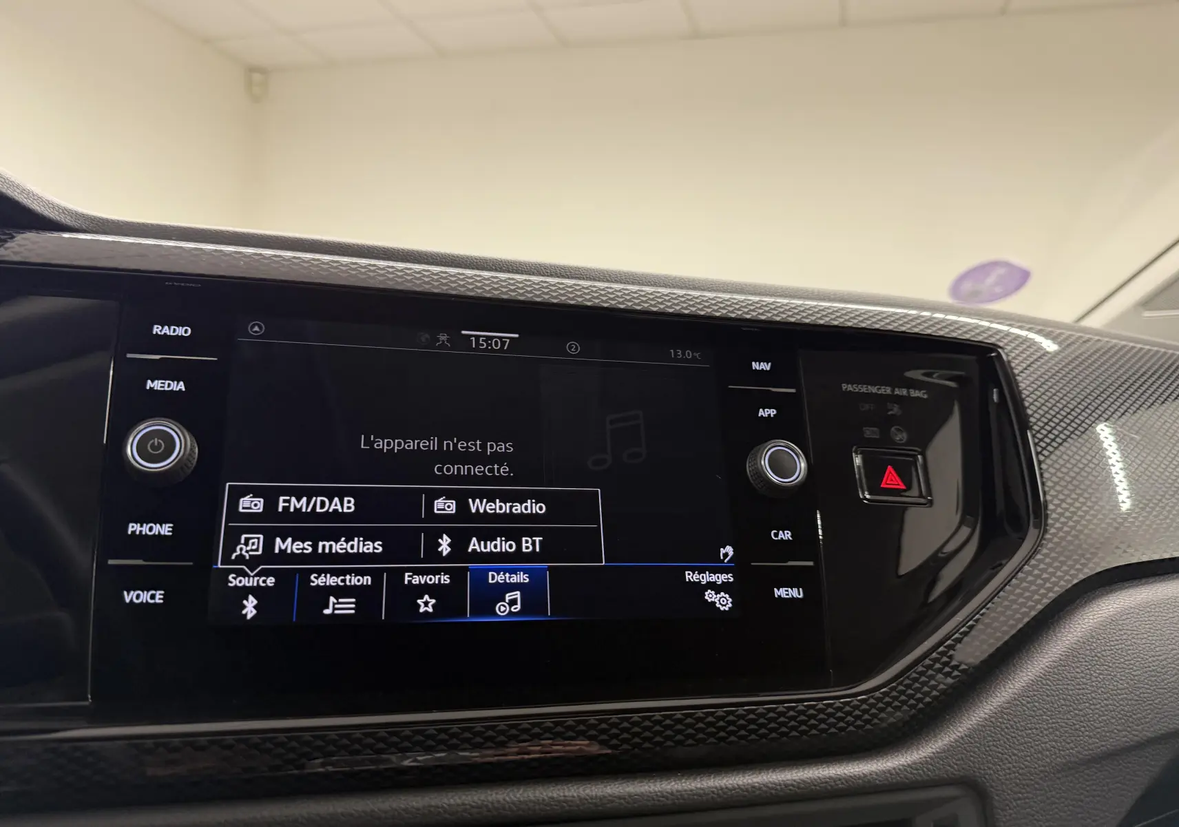 Écran tactile central du système audio Ready 2 Discover dans l'habitacle d'une Volkswagen Polo gris cendre.