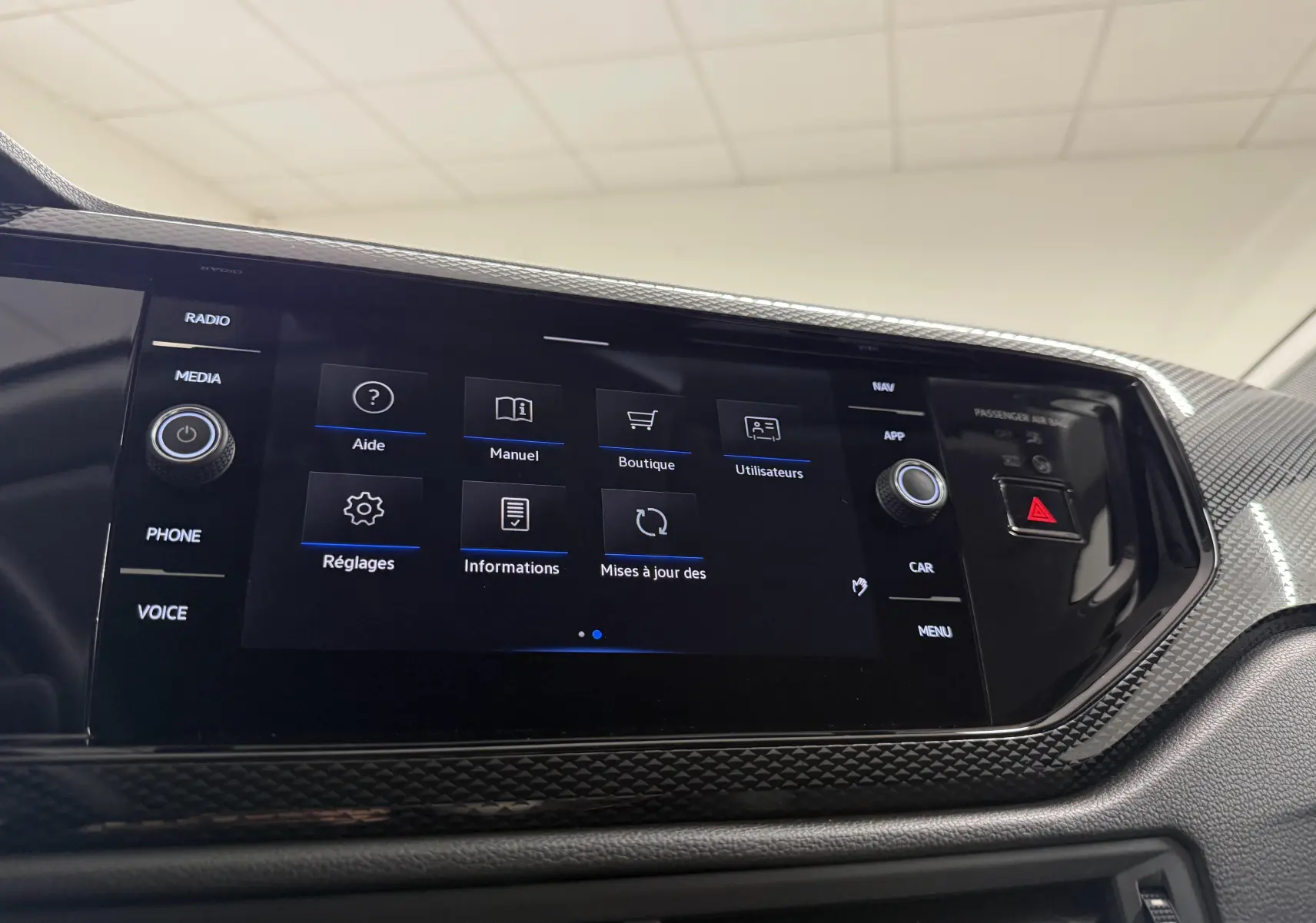 Écran tactile central de la Volkswagen Polo 1.0 TSI gris cendre, vue rapprochée du tableau de bord intérieur.
