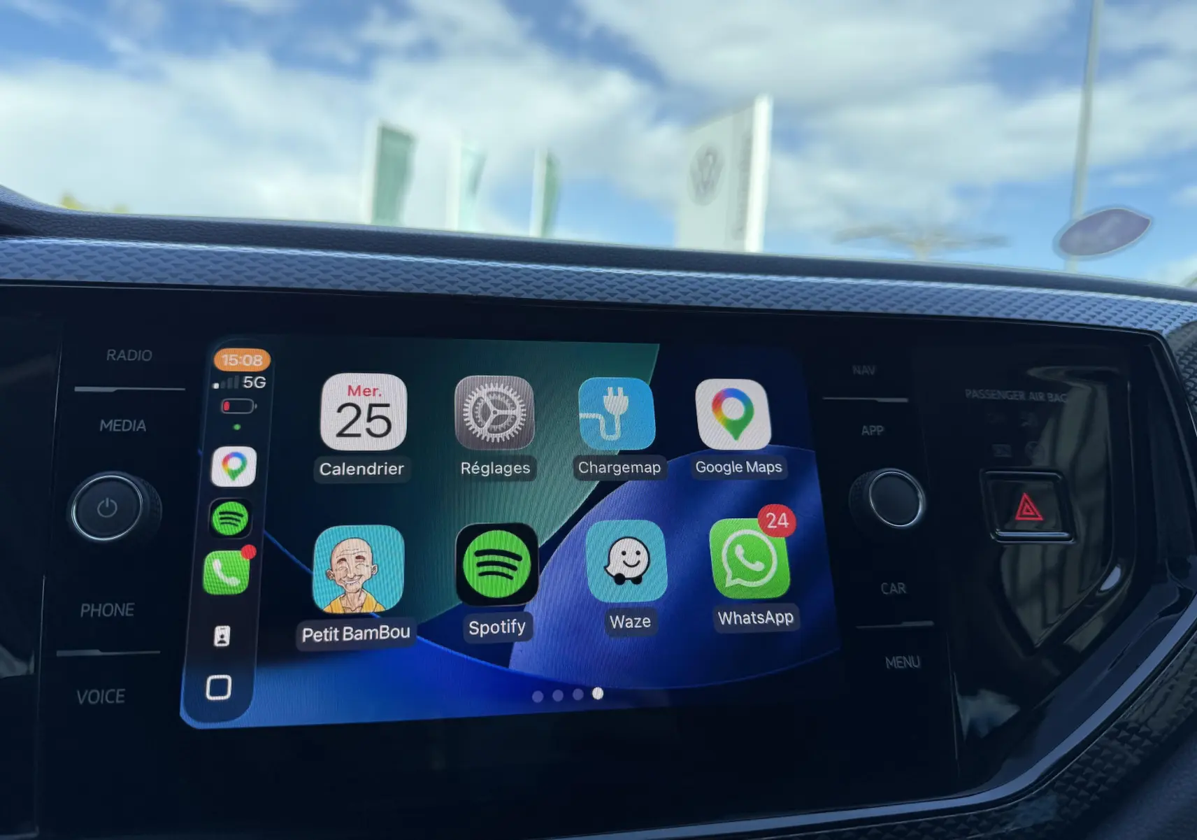 Écran tactile central du tableau de bord de la Volkswagen Polo gris cendre, affichant des applications connectées.