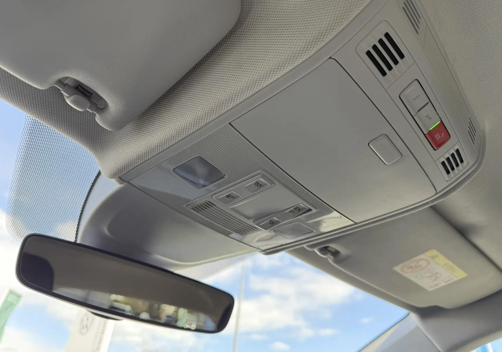 Vue intérieure du plafonnier gris clair avec commandes d’éclairage et rétroviseur intérieur d’une Volkswagen Polo 2025.