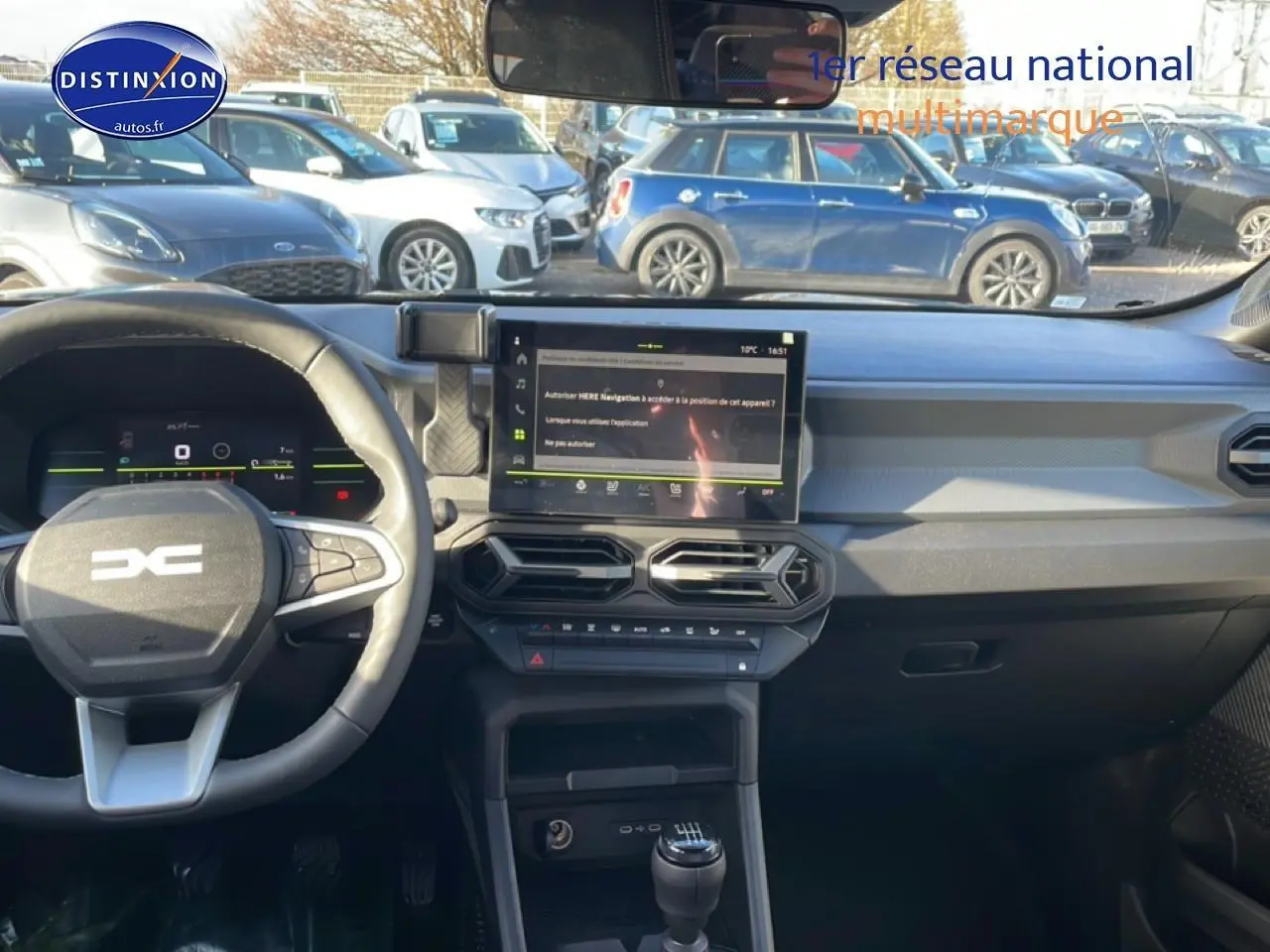 Vue intérieure du tableau de bord du Dacia Duster 1.2 mild hybrid 140 Journey, avec volant multifonction et écran tactile central.