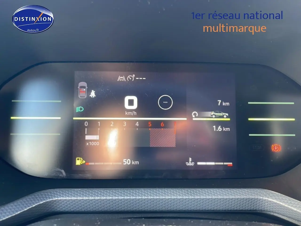 Vue rapprochée du tableau de bord numérique du Dacia Duster 2026, affichant vitesse, compte-tours et autonomie.