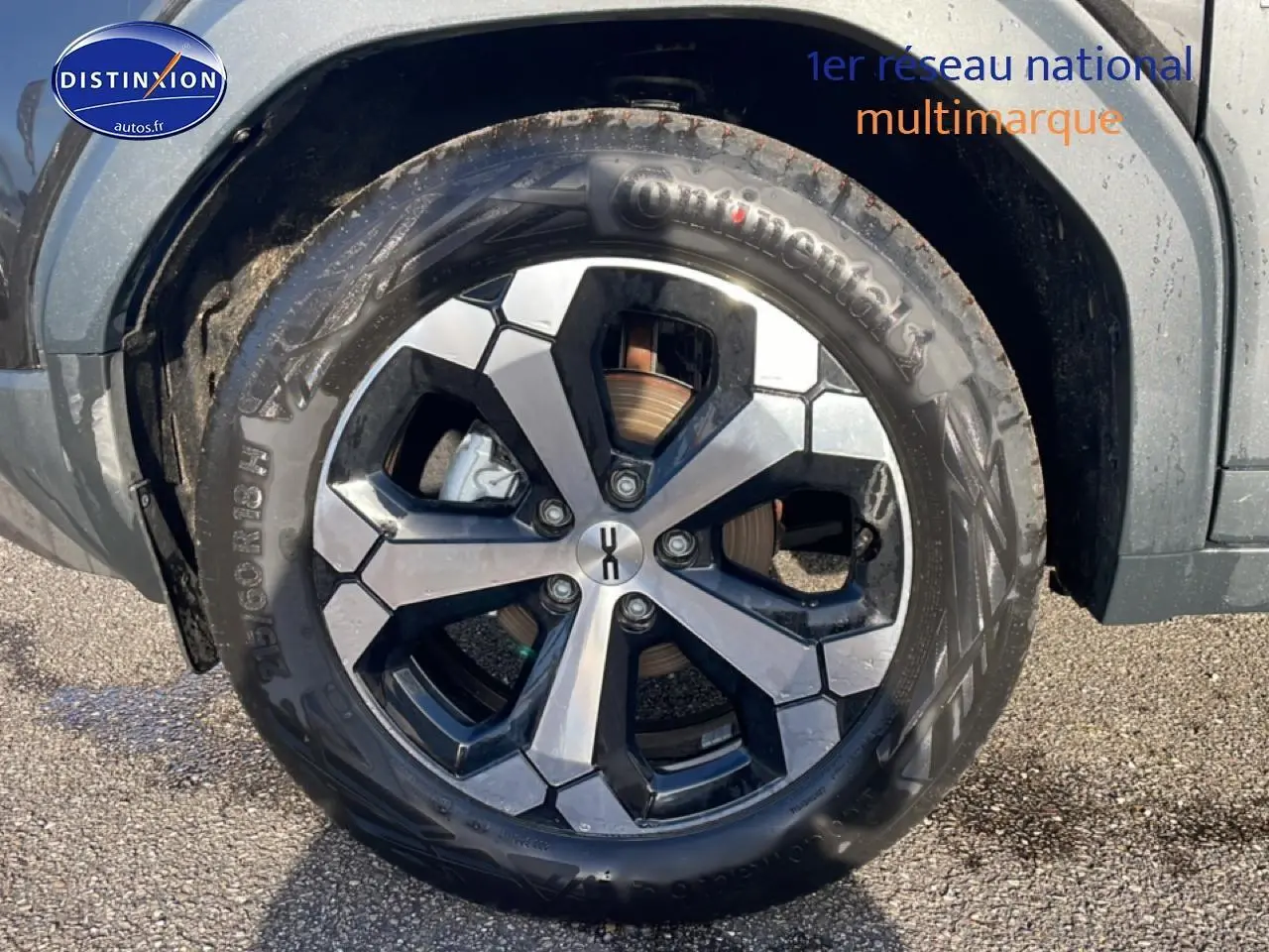 Gros plan sur la roue avant gauche du Dacia Duster noir avec jante alliage à design hexagonal.