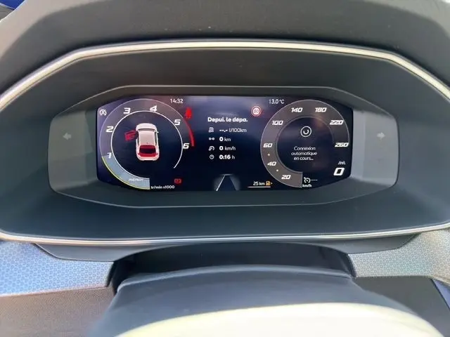 Vue rapprochée du combiné d'instruments numérique du SEAT Leon 2025, affichant vitesse, régime et alertes.