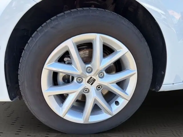 Gros plan sur la roue avant droite blanche d’une SEAT LEON 2.0 TDI 115 Style XL avec jante alliage argentée.