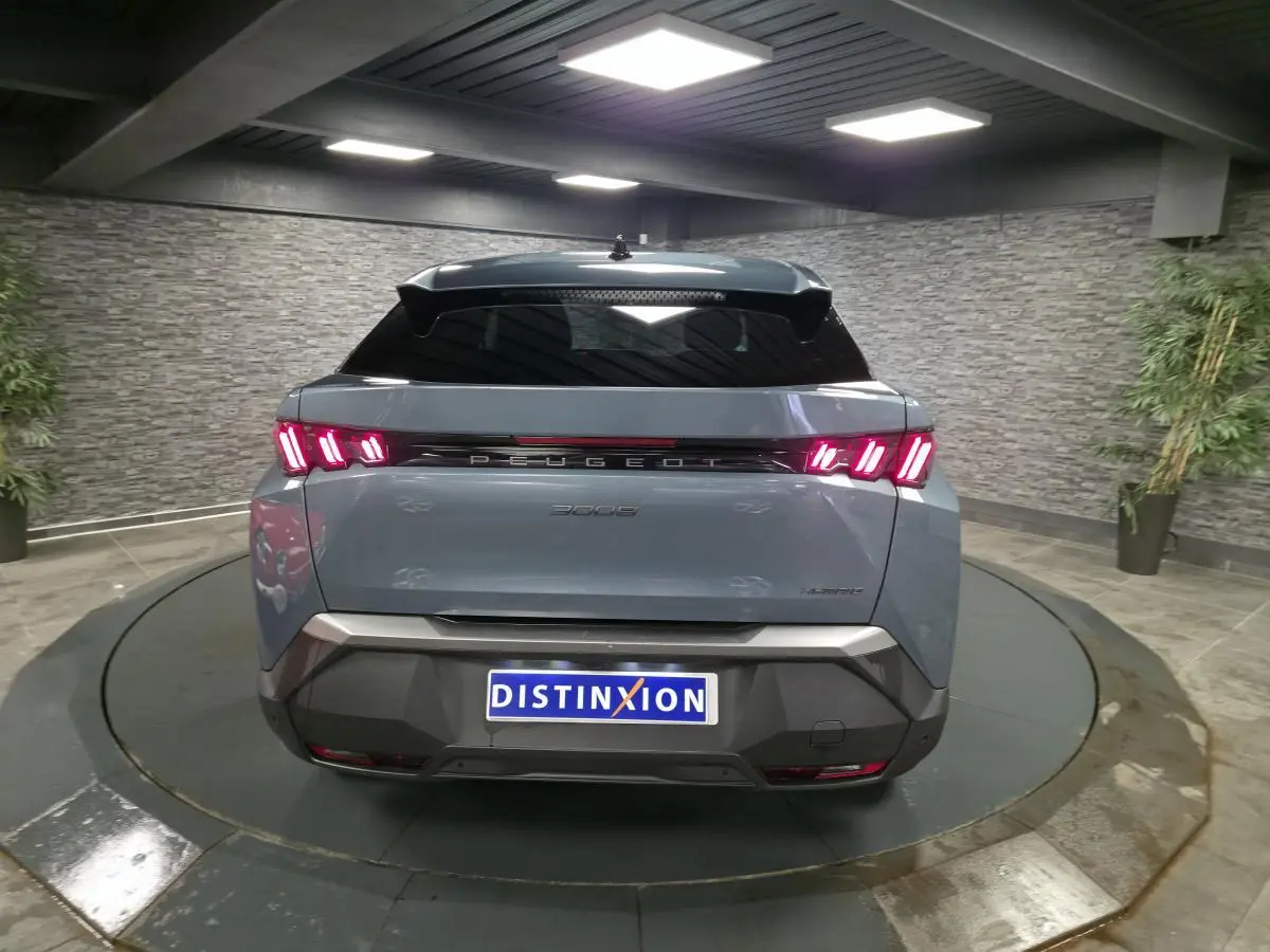 Vue arrière d'un Peugeot 3008 bleu Obsession avec feux arrière LED 3 griffes et bandeau noir laqué lumineux.
