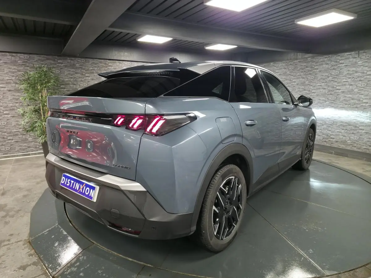 Vue 3/4 arrière droite du Peugeot 3008 hybride bleu avec feux arrière LED à trois griffes et jantes alliage noires.