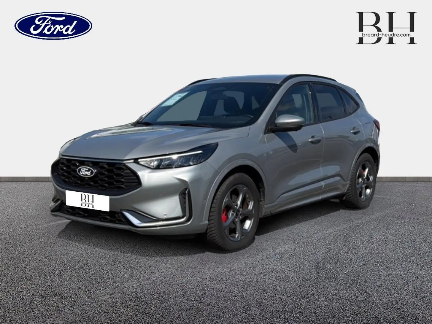 Ford Kuga gris Solar métallisé en 3/4 avant droit, avec jantes alliage et étriers de frein rouges visibles.