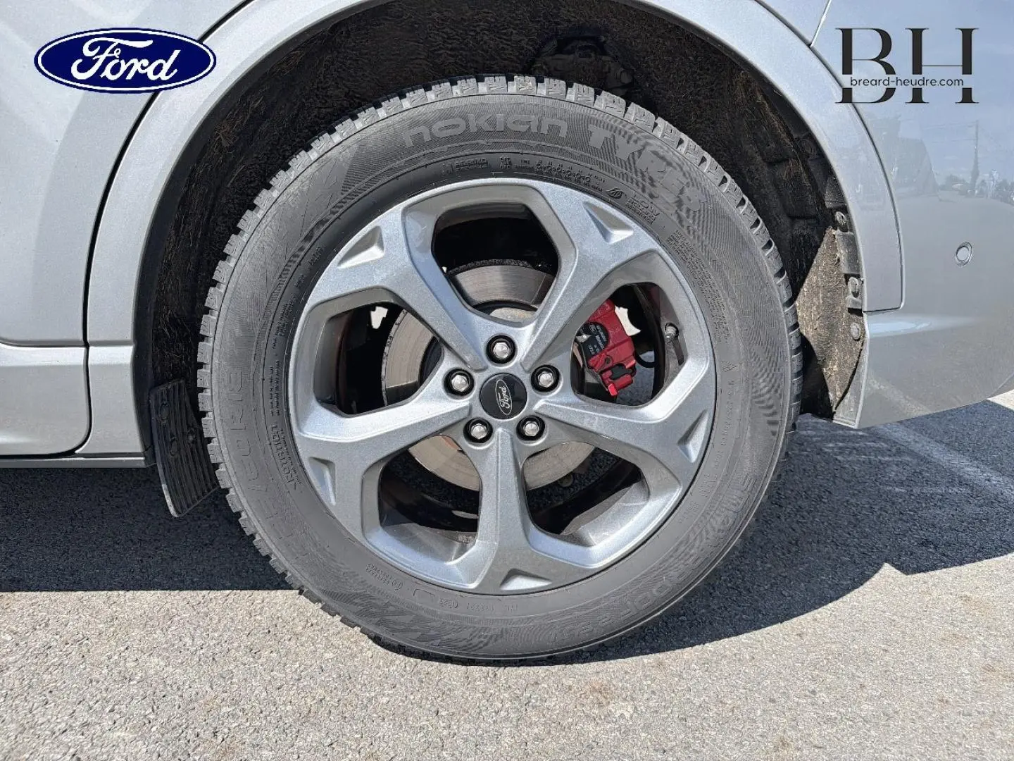 Gros plan sur la roue avant droite du Ford Kuga gris Solar Métallisé avec étrier de frein rouge visible.