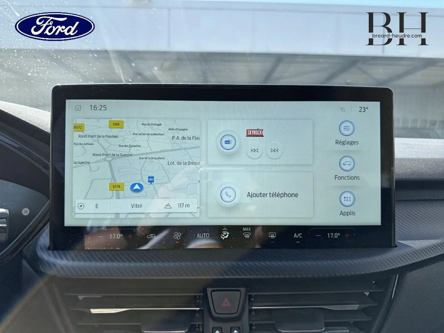 Écran tactile central du Ford Kuga 2024 montrant la navigation et les commandes multimédia, intérieur noir.