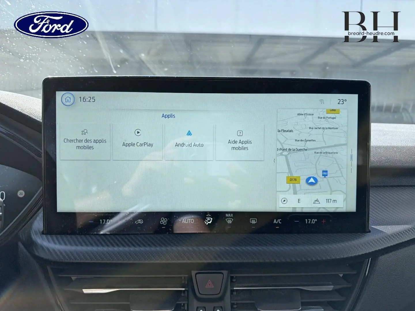 Écran tactile central affichant la navigation et applications, intérieur noir du Ford Kuga 2024 vue de face.