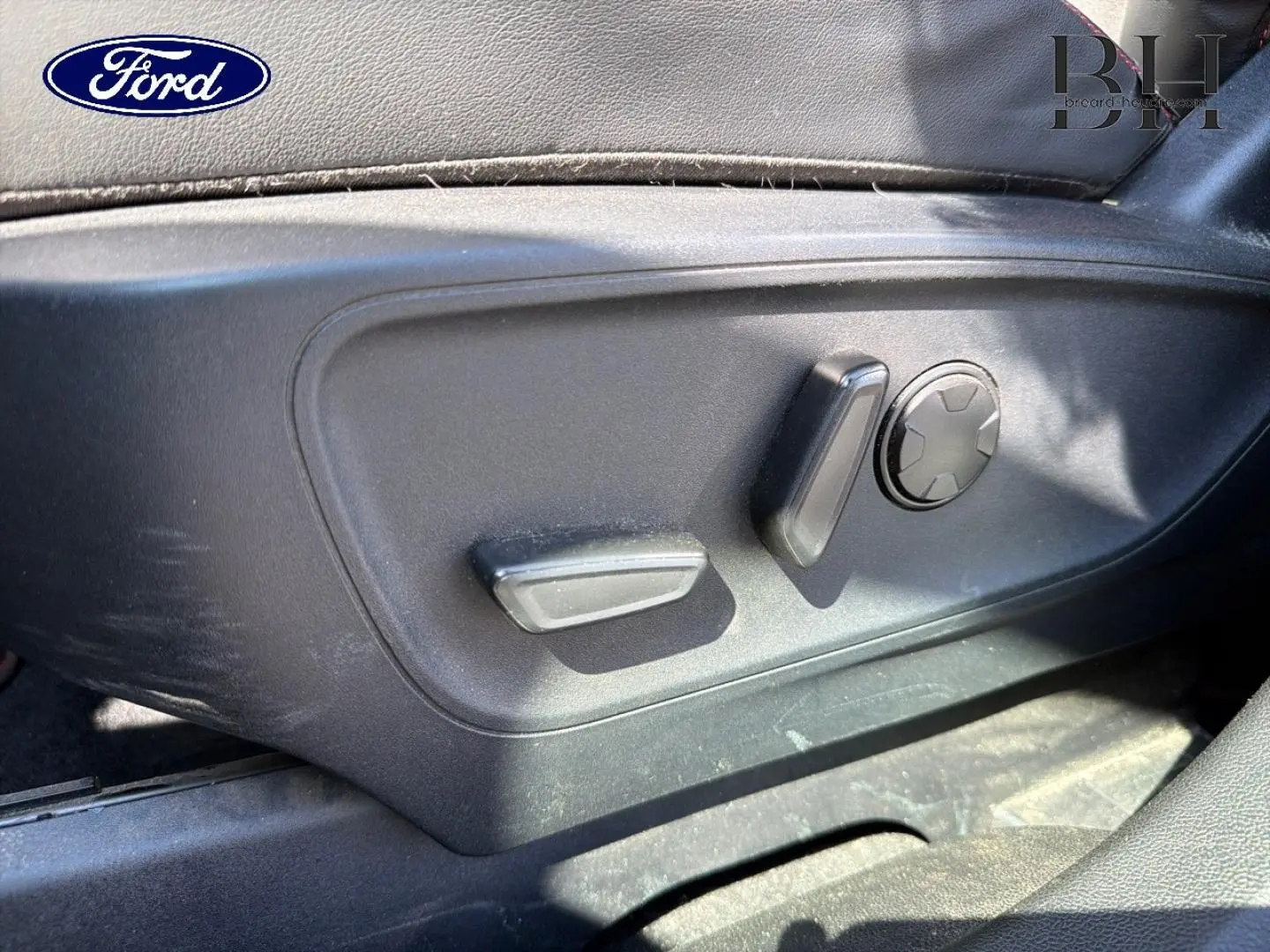 Détail des commandes électriques de réglage du siège conducteur du Ford Kuga 2024 en gris Solar Métallisée.