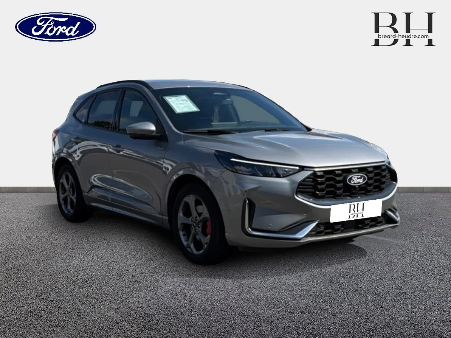 Ford Kuga gris Solar métallisé en vue 3/4 avant droit avec calandre noire et jantes alu sport.