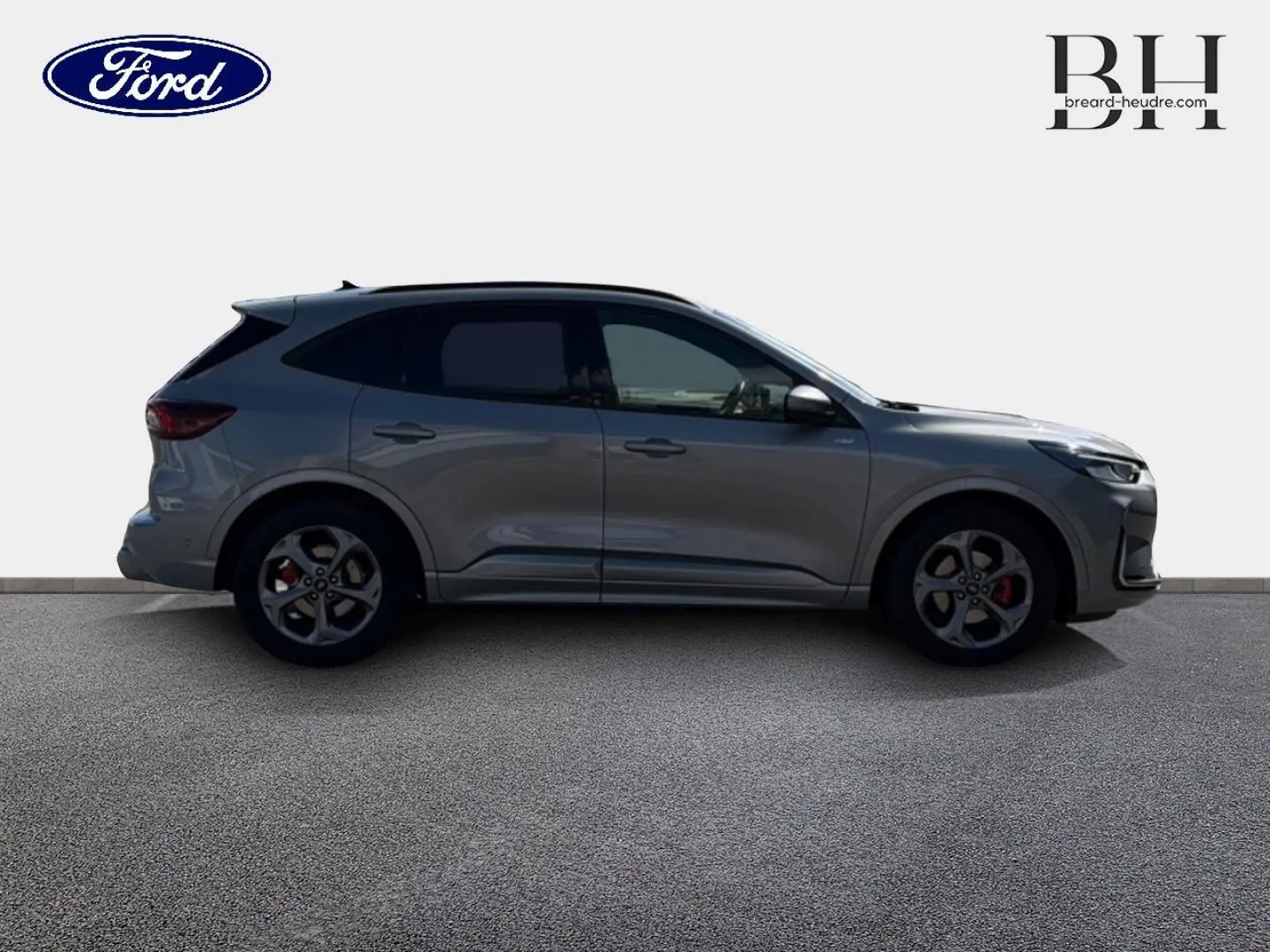 Ford Kuga 2024 gris Solar métallisé en profil droit, avec jantes alliage et étriers de frein rouges visibles.