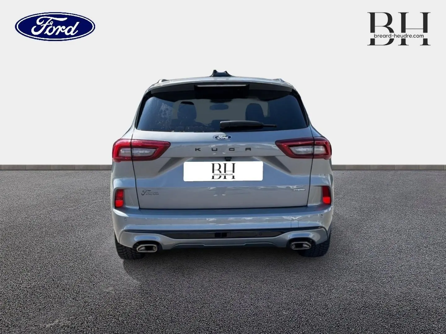 Vue arrière d'un Ford Kuga gris solar métallisé avec double sortie d'échappement et vitres surteintées.