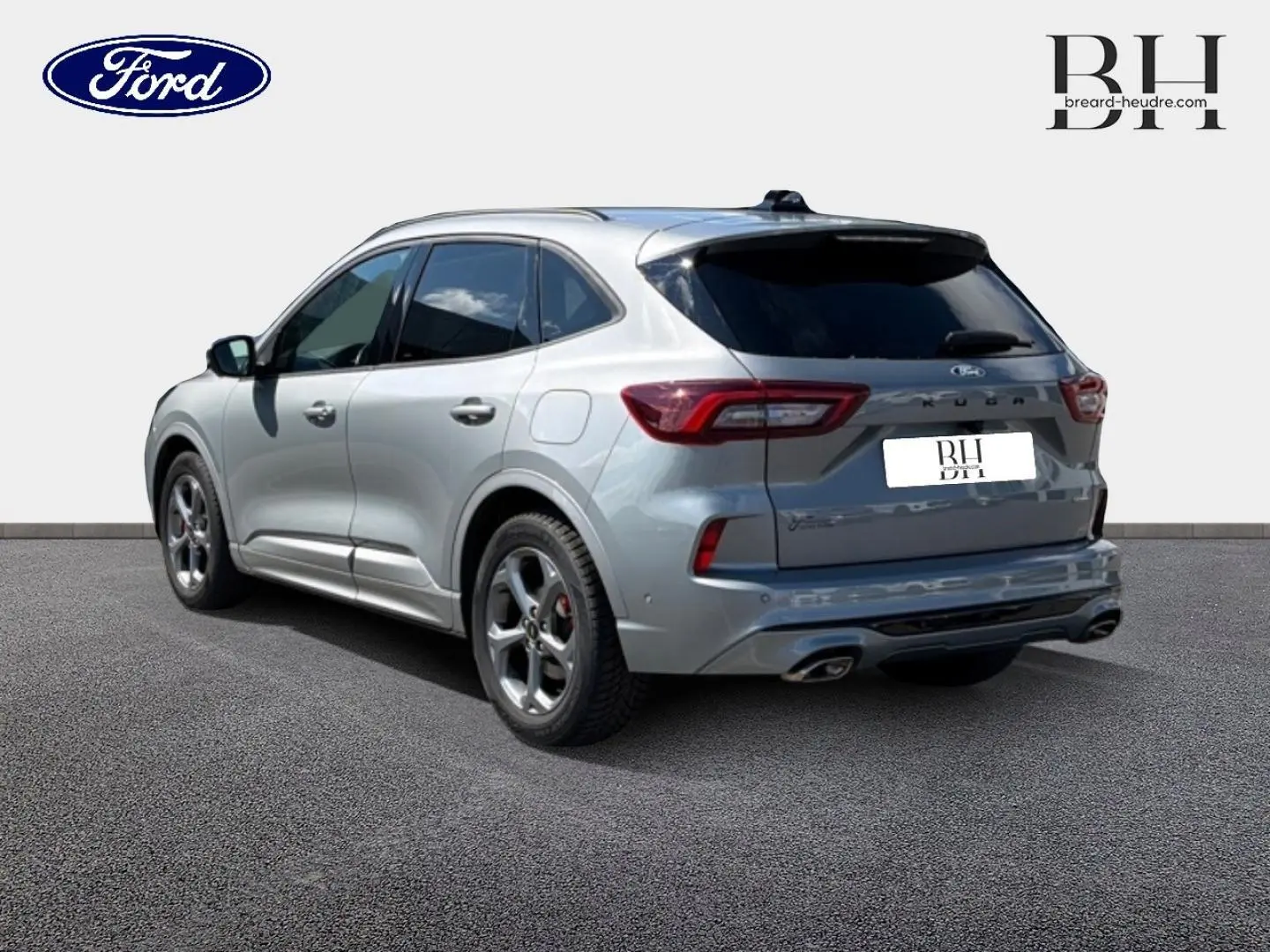 Ford Kuga gris Solar métallisé vu en 3/4 arrière droit avec jantes alliage et double sortie d'échappement chromée.
