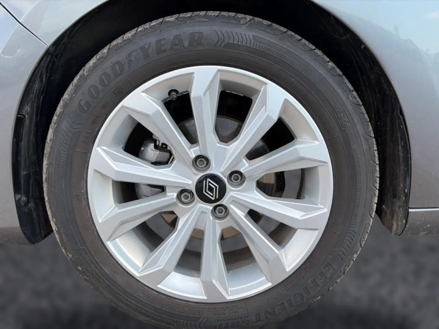 Gros plan sur la roue avant droite gris foncé d'une Renault Clio V avec jante alliage à motifs géométriques.