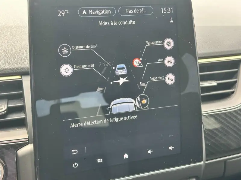 Écran tactile intérieur du Renault Arkana 2023 affichant les aides à la conduite et alertes de sécurité.