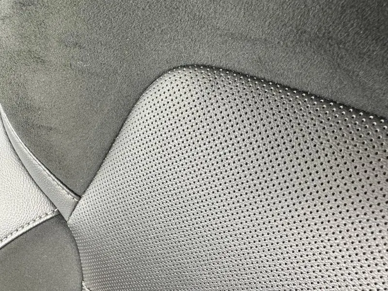 Gros plan sur la sellerie mixte TEP/suédine noire du siège avant du Renault Arkana 1.6 E-Tech 145ch esprit Alpine 2023.