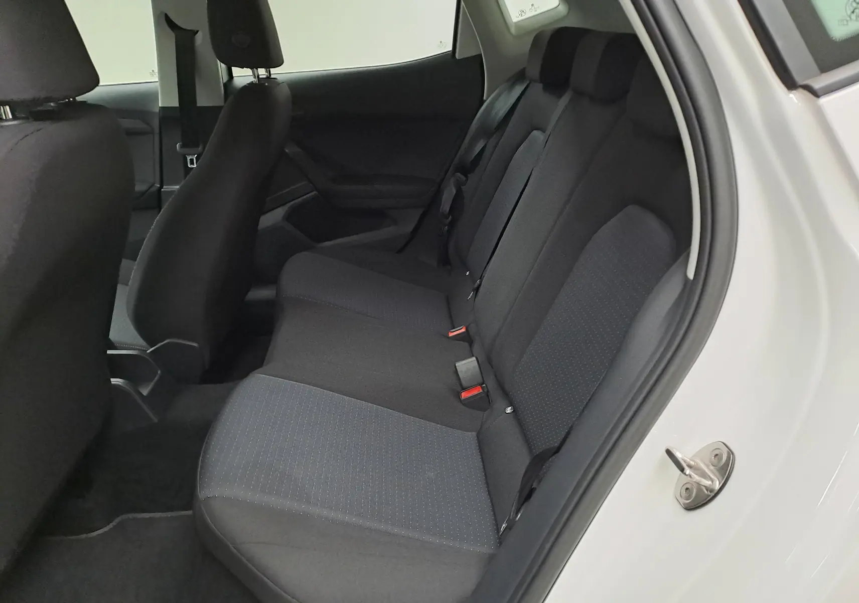 Vue intérieure côté droit montrant la banquette arrière noire de la SEAT IBIZA 1.0 TSI 95 STYLE BUSINESS 2023 blanc candy.