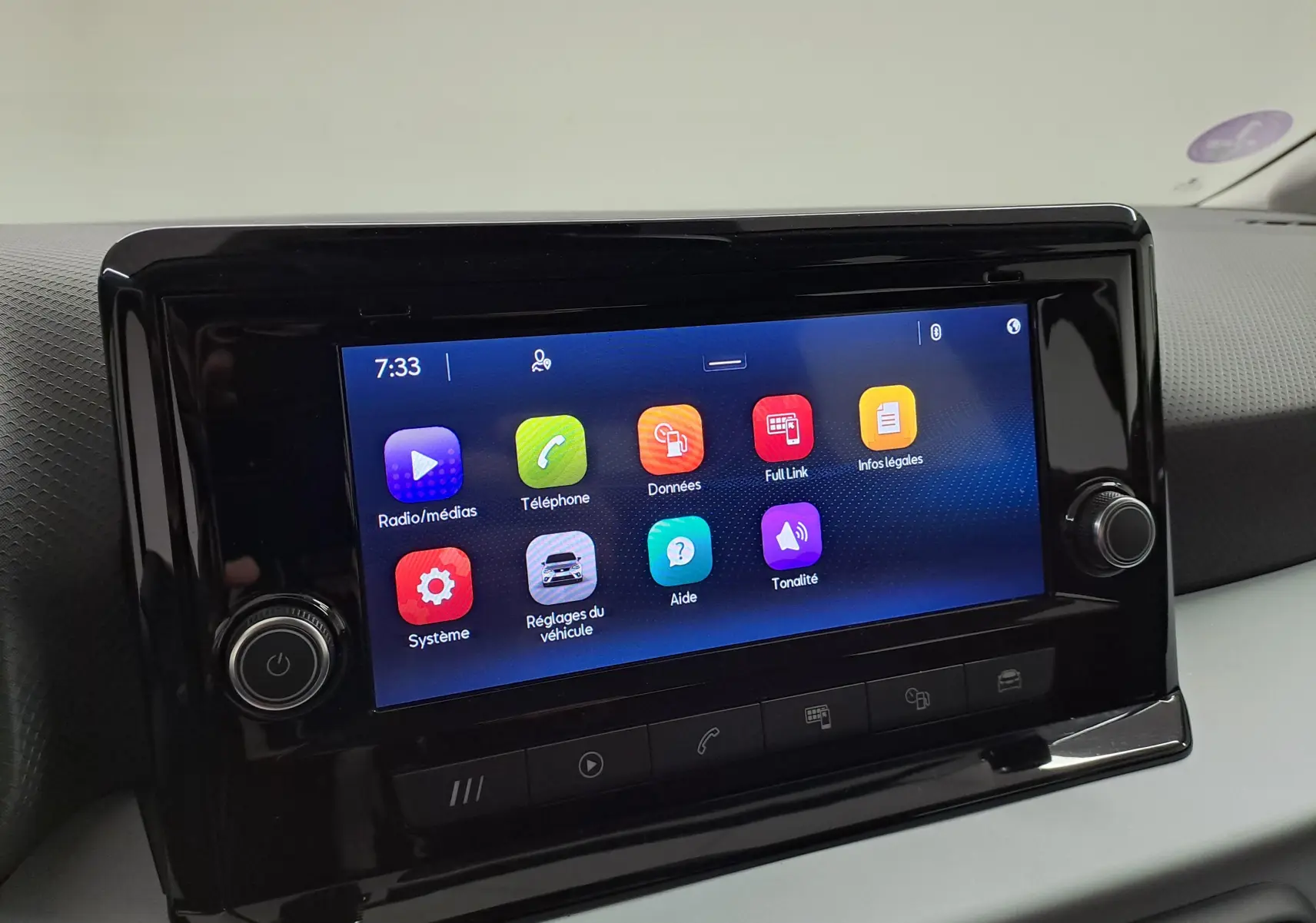 Écran tactile central du tableau de bord de la SEAT Ibiza 2023, affichant le menu principal coloré.