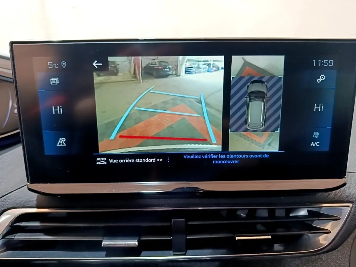 Écran tactile central affichant la caméra de recul et la vue 360° du Peugeot 3008 gris foncé, intérieur moderne.