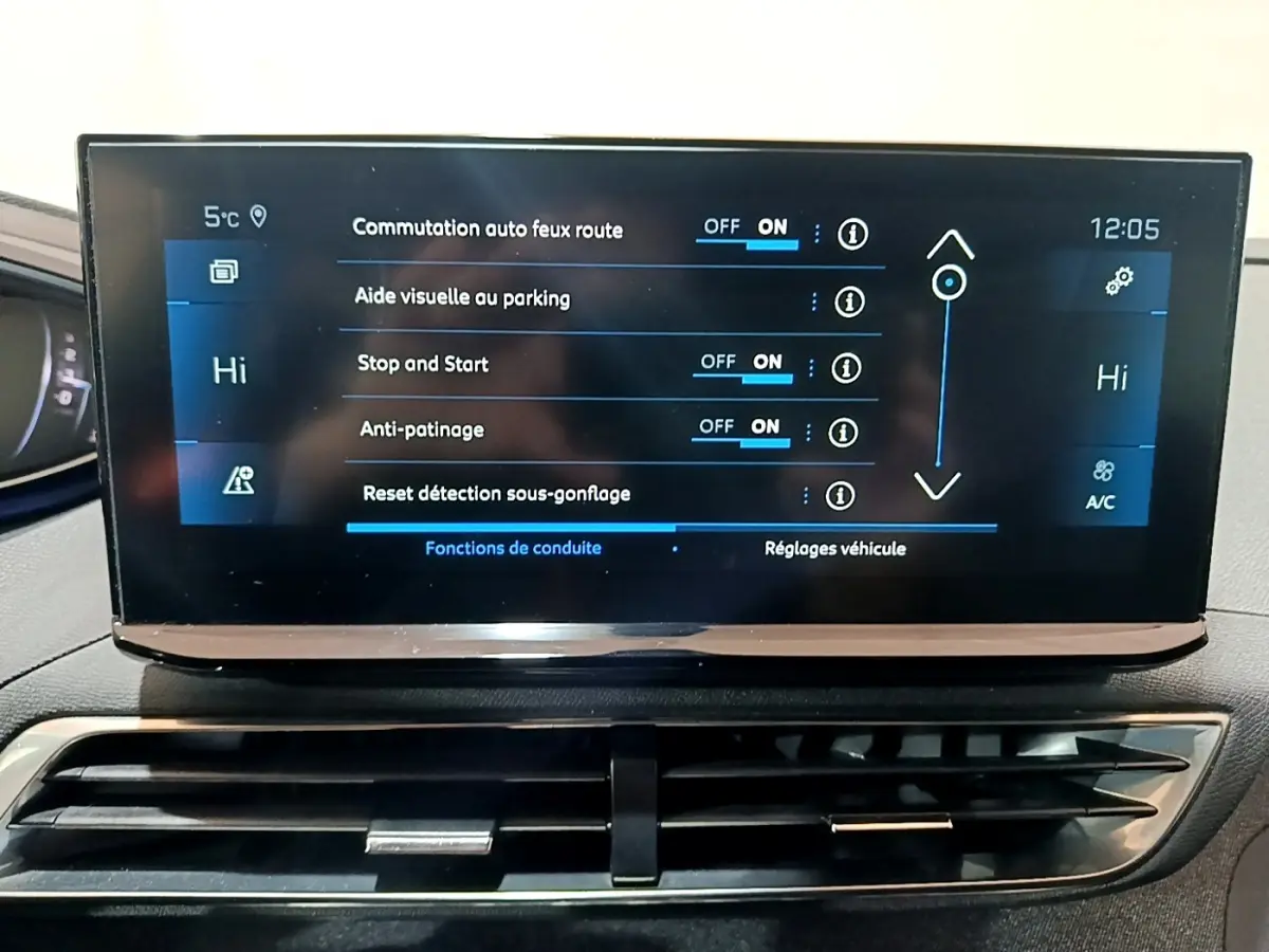 Écran tactile central du Peugeot 3008 2022 affichant les réglages d'aide à la conduite et climatisation.