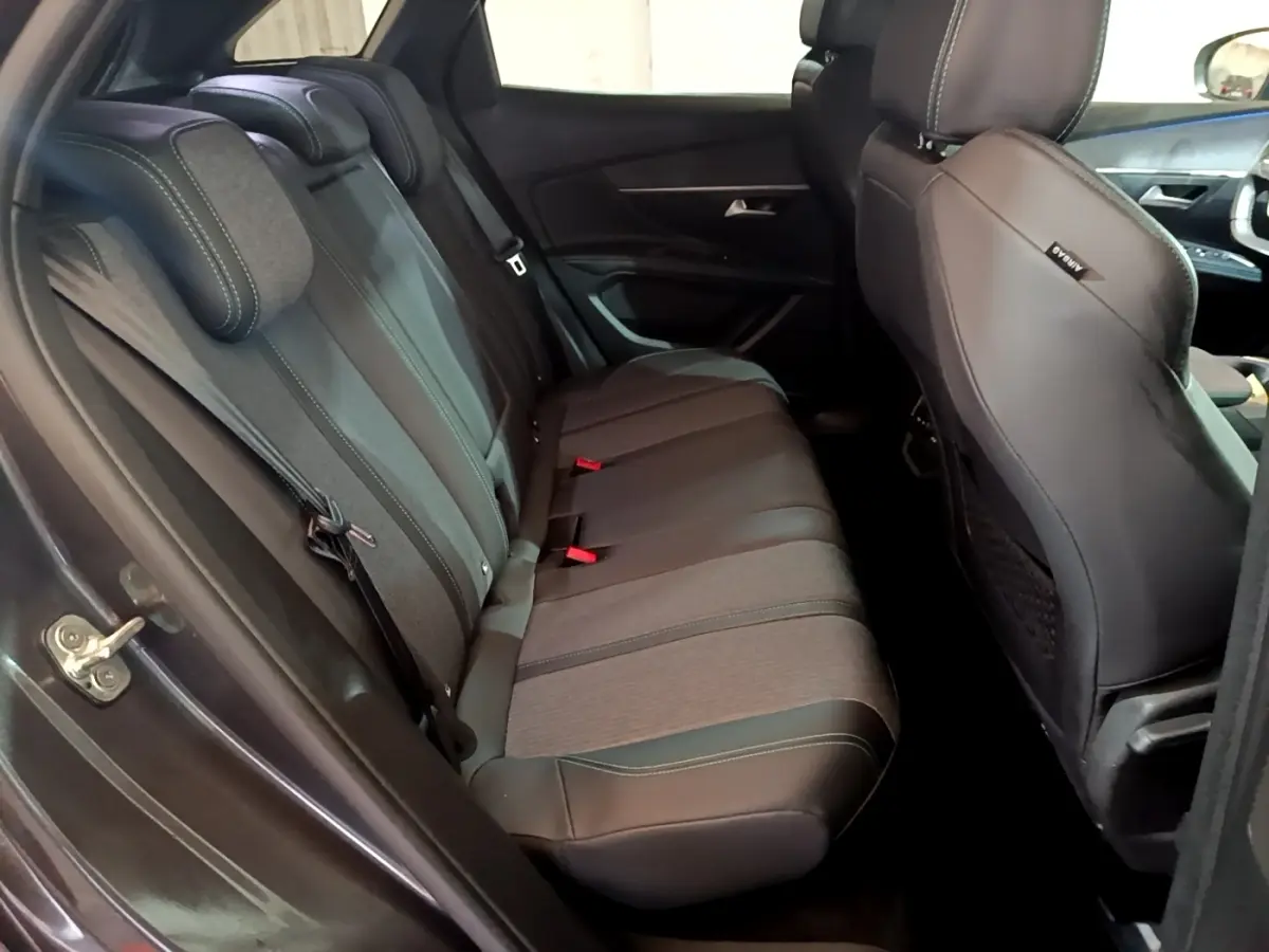 Vue intérieure côté gauche des sièges arrière en cuir et tissu gris du Peugeot 3008 2022 Allure Pack.