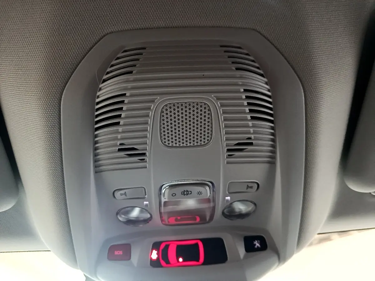 Vue en gros plan du plafonnier gris clair avec commandes lumineuses et bouton SOS du Peugeot 3008 2022.