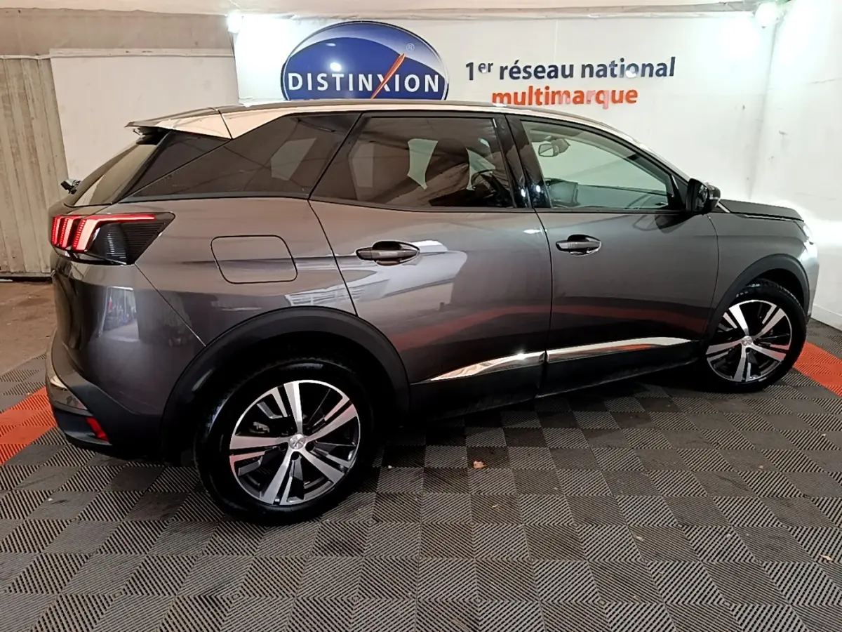 Peugeot 3008 gris foncé vue de profil côté gauche, avec feux arrière LED et jantes alliage bicolores.