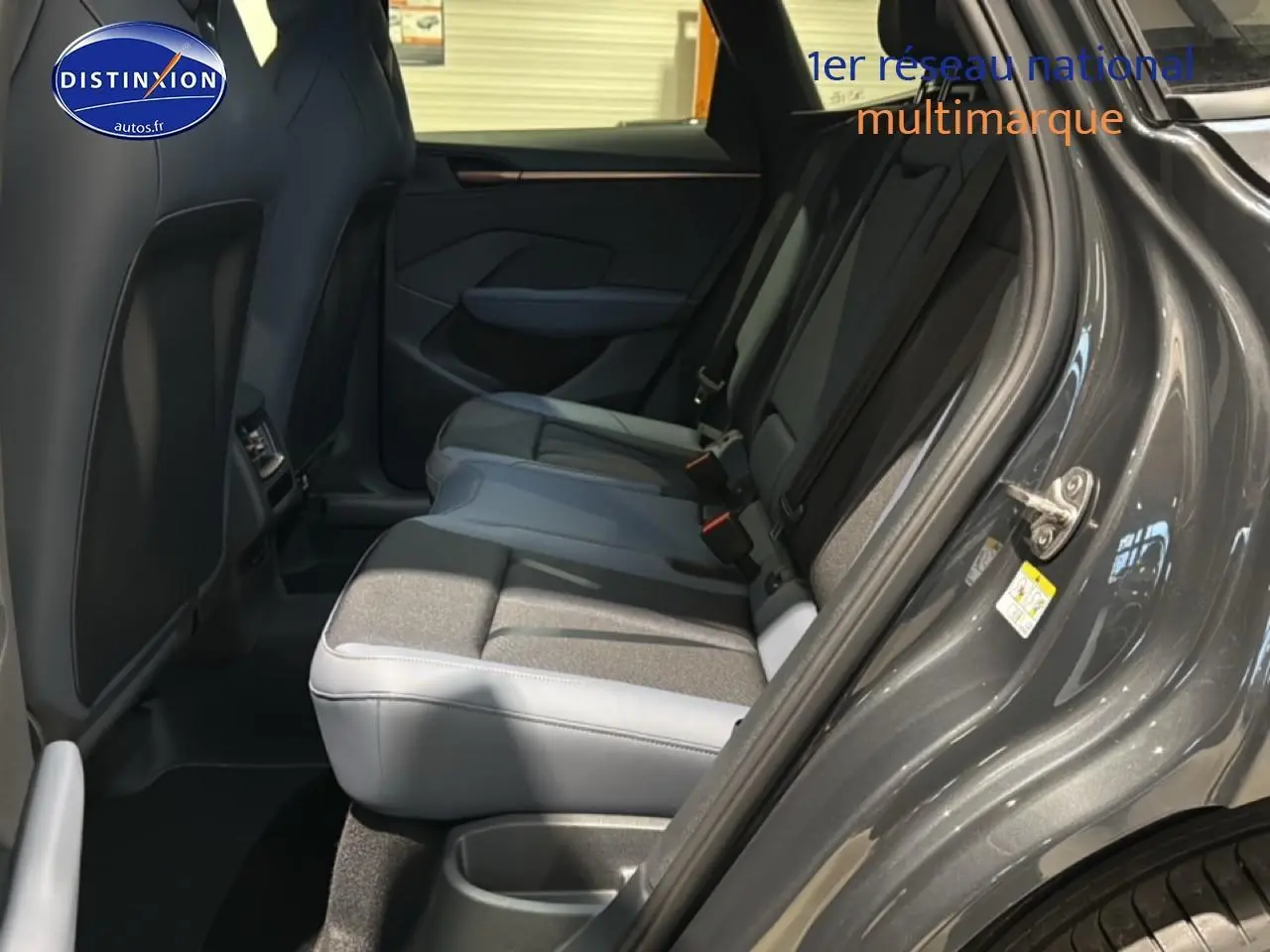 Vue côté droit sur l’intérieur arrière gris du CUPRA TERRAMAR 2025, mettant en valeur les sièges et les portes ouvertes.