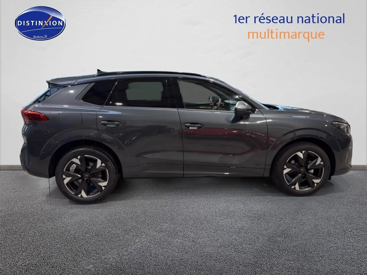 Vue latérale droite d'un CUPRA Terramar gris 2025 avec jantes noires et vitres surteintées.