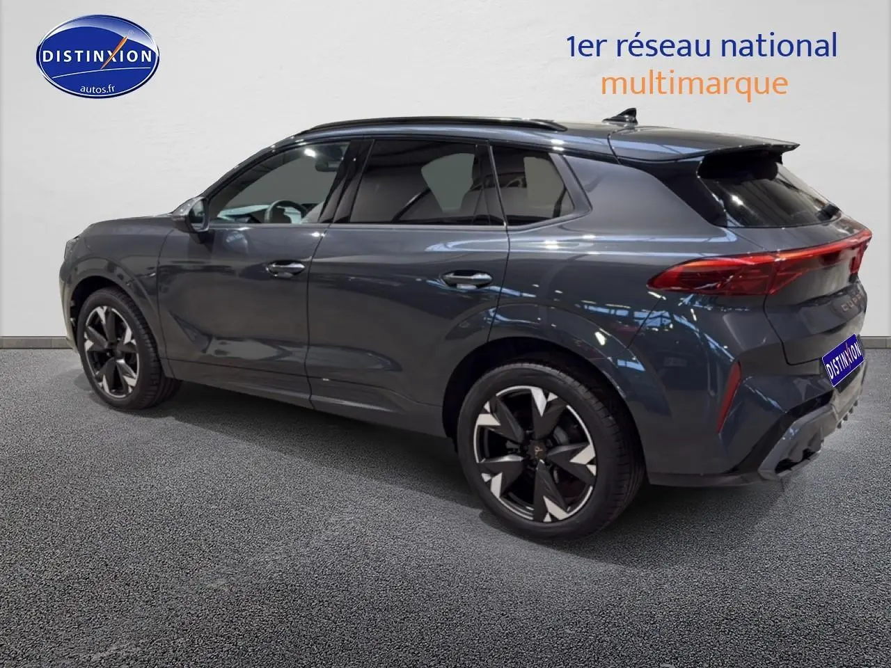 Vue latérale droite d'un CUPRA TERRAMAR gris 2025 avec jantes noires et vitres arrière surteintées.