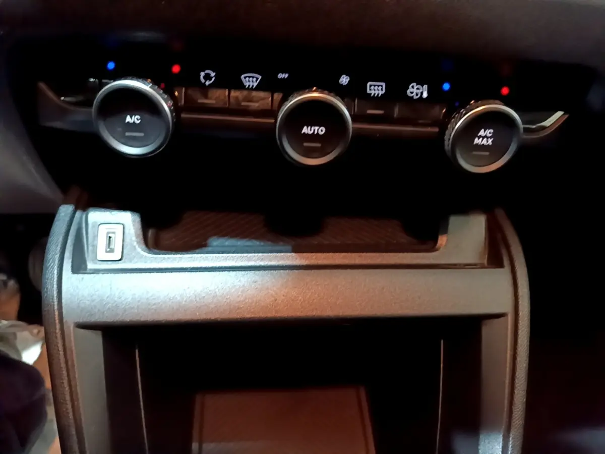 Gros plan sur les commandes de climatisation automatique du tableau de bord d'une Citroën C4 gris foncé de 2021.