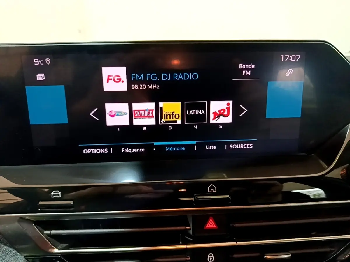 Écran tactile central du tableau de bord de la Citroën C4 2021 affichant les stations radio FM.